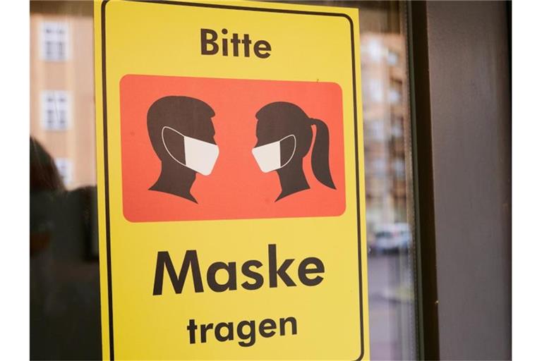 Wer einen geschlossenen Raum betritt, muss Maske tragen. Foto: Annette Riedl/dpa