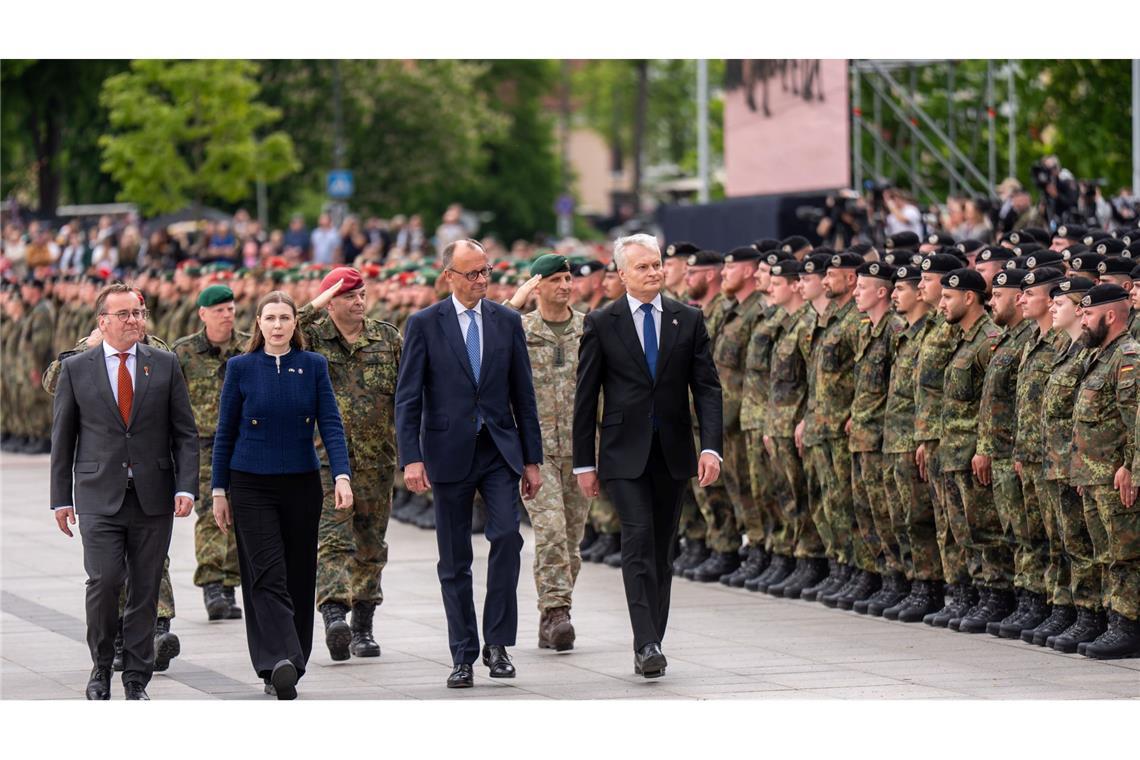 Merz: Jeden Zentimeter des Nato-Territoriums verteidigen "Wer einen Verbündeten bedroht, muss wissen, dass das
gesamte Bündnis gemeinsam jeden Zentimeter des Nato-Territoriums verteidigen wird", sagte Merz bei der Aufstellung der Panzerbrigade.
