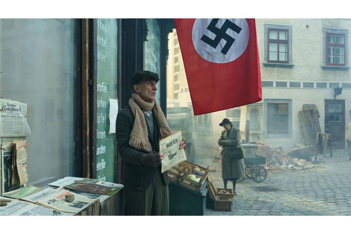 Wer erkennt den Mörder? Ein Kioskbetreiber (Klaus Schwarz) mit dem Fahndungsaufruf in der Zeitung.