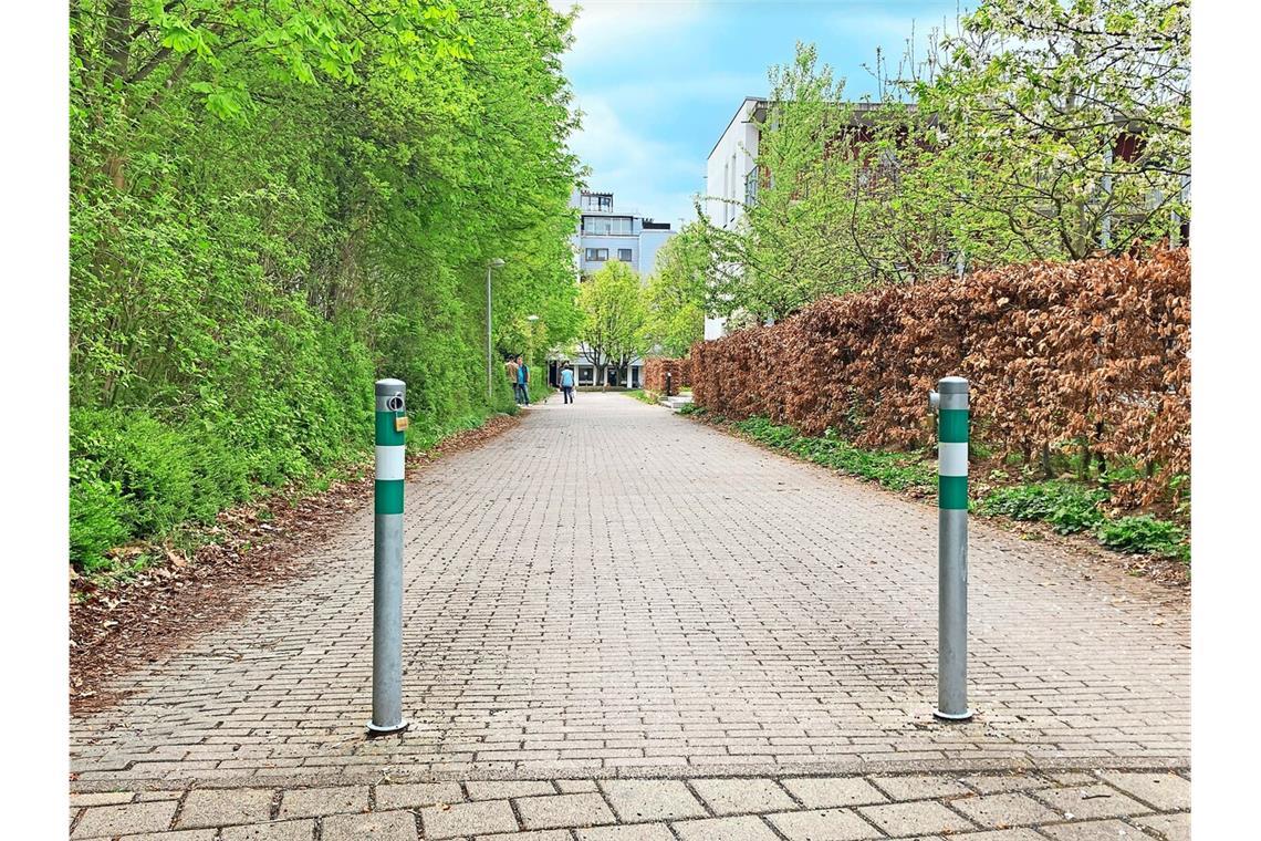 Wer etwa an dieser Stelle mit dem Rettungswagen weiterwill, scheitert an den Pollern – und muss einen mehrere Hundert Meter langen Weg zu Fuß antreten.