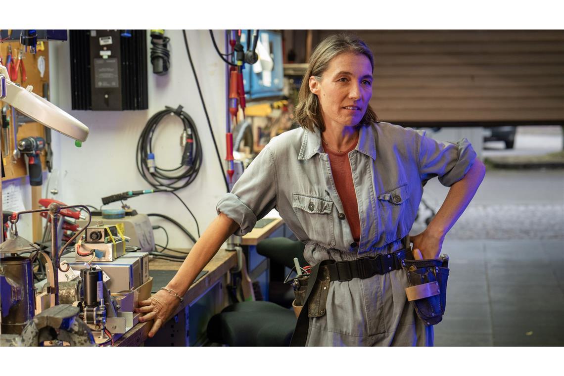 Wer etwas wissen will, fragt Eva Krüger (Katja Bürkle). Die kennt sich aus hinter den Kulissen der Oper und der Interims-Spielstätte.