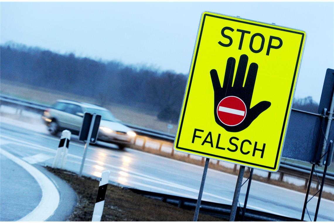 Wer falsch auf die Autobahn auffährt, bringt sich und andere in Lebensgefahr. An manchen Auffahrten warnen Schilder davor, dass man irrtümlich die falsche Richtung eingeschlagen hat.