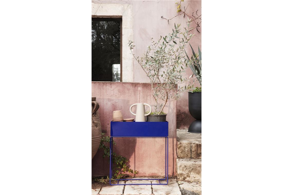 Wer farblich mal etwas wagen will – zu Naturtönen, Burgunder und Rosé passt  ein mutiges Kobaltblau.