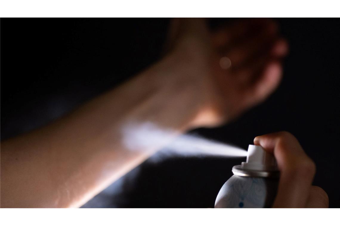 Wer ganz sicher eine Deo-Aura haben will, sprüht es nicht nur auf die Achseln, auf Haare oder Brust, sondern auch aufs Handgelenk. (Symbolbild)