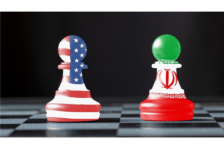 Wer gibt als Erster nach? Schachfiguren mit den Flaggensymbolen der USA und des Iran.