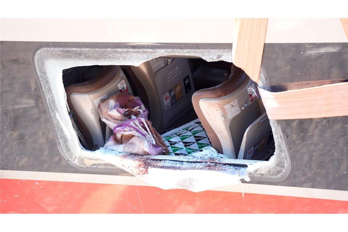 Wer Glück hatte, konnte sich nach dem schweren Zugunglück im Süden Spaniens durch eingeschlagene Fenster in Sicherheit bringen.