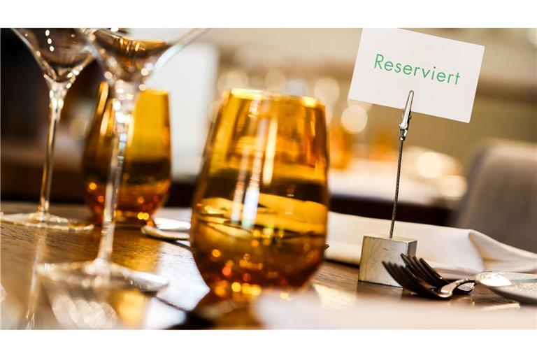 Wer im Restaurant einen Tisch reserviert und nicht erscheint, wird manchmal vom Wirt zur Kasse gebeten. (Archivbild)
