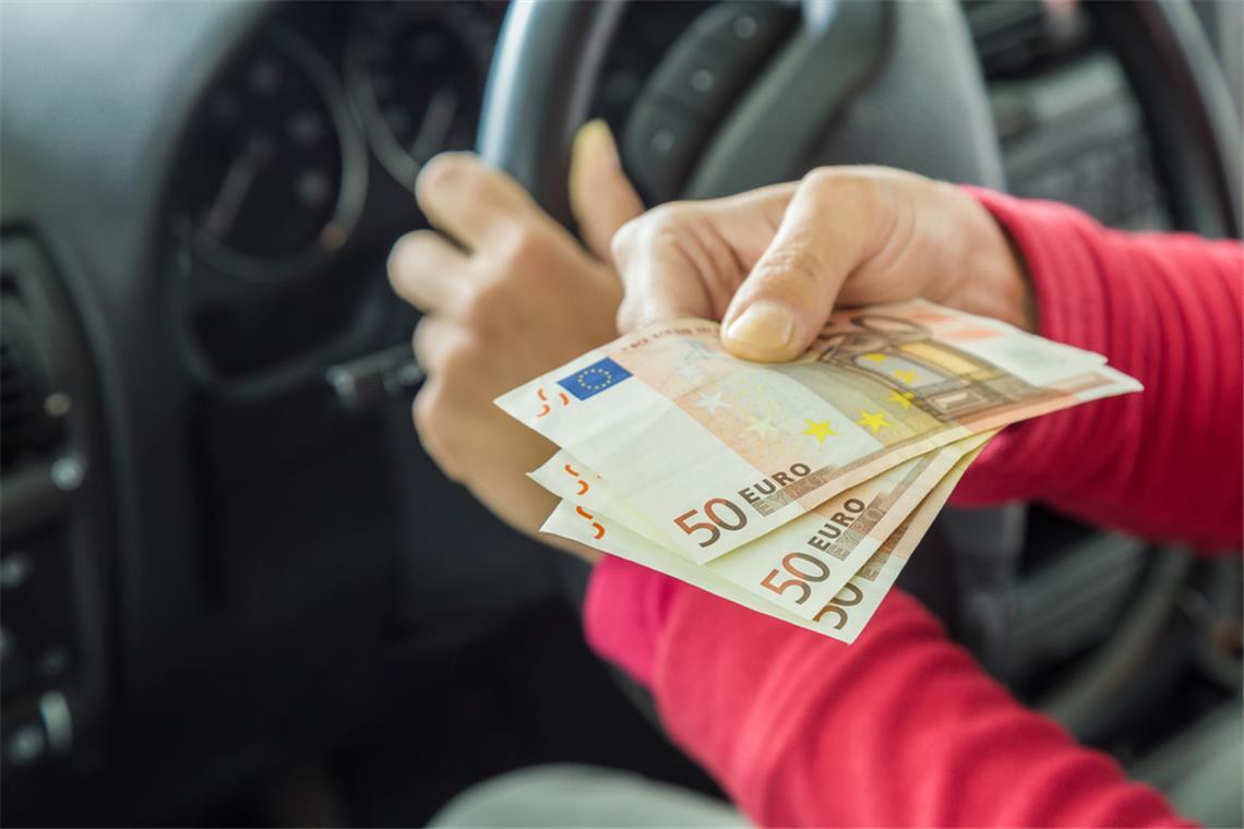 Fahren ohne Winterreifen - Diese Bußgelder drohen 2025 Wer im Winter mit Sommerreifen unterwegs ist, riskiert hohe Bußgelder, Punkte in Flensburg und Probleme mit der Versicherung. Hier erfahren Sie, welche Strafen drohen und worauf Autofahrer jetzt achten müssen.