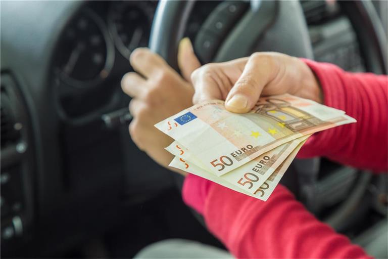 Wer im Winter mit Sommerreifen unterwegs ist, riskiert hohe Bußgelder, Punkte in Flensburg und Probleme mit der Versicherung. Hier erfahren Sie, welche Strafen drohen und worauf Autofahrer jetzt achten müssen.