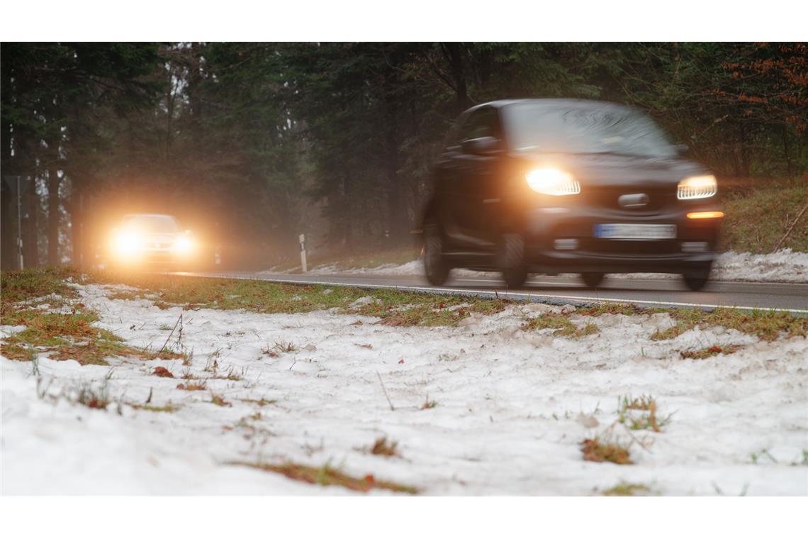 Wer in Baden-Württemberg unterwegs ist, sollte sich auf nasse und teils rutschige Straßen einstellen (Symbolbild).