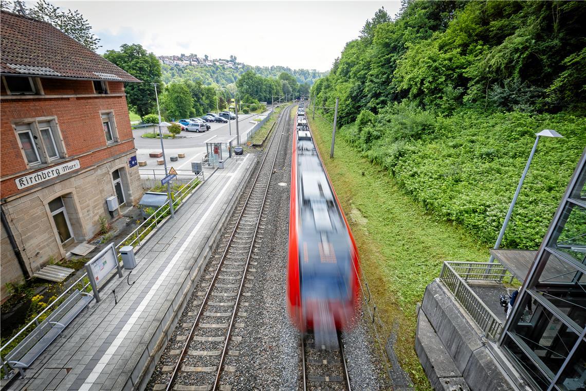 Wenig Zuversicht bei Backnanger Bahnreisenden Wer in den vergangenen sechs Wochen von Backnang nach Stuttgart will, weicht mitunter auf die S4 aus, solange die S3 nicht durchfährt. Das soll ab morgen aber wieder der Fall sein. Anfang November verkehrt wiederum die S4 eine Woche lang nicht bis Backnang. Foto: Alexander Becher