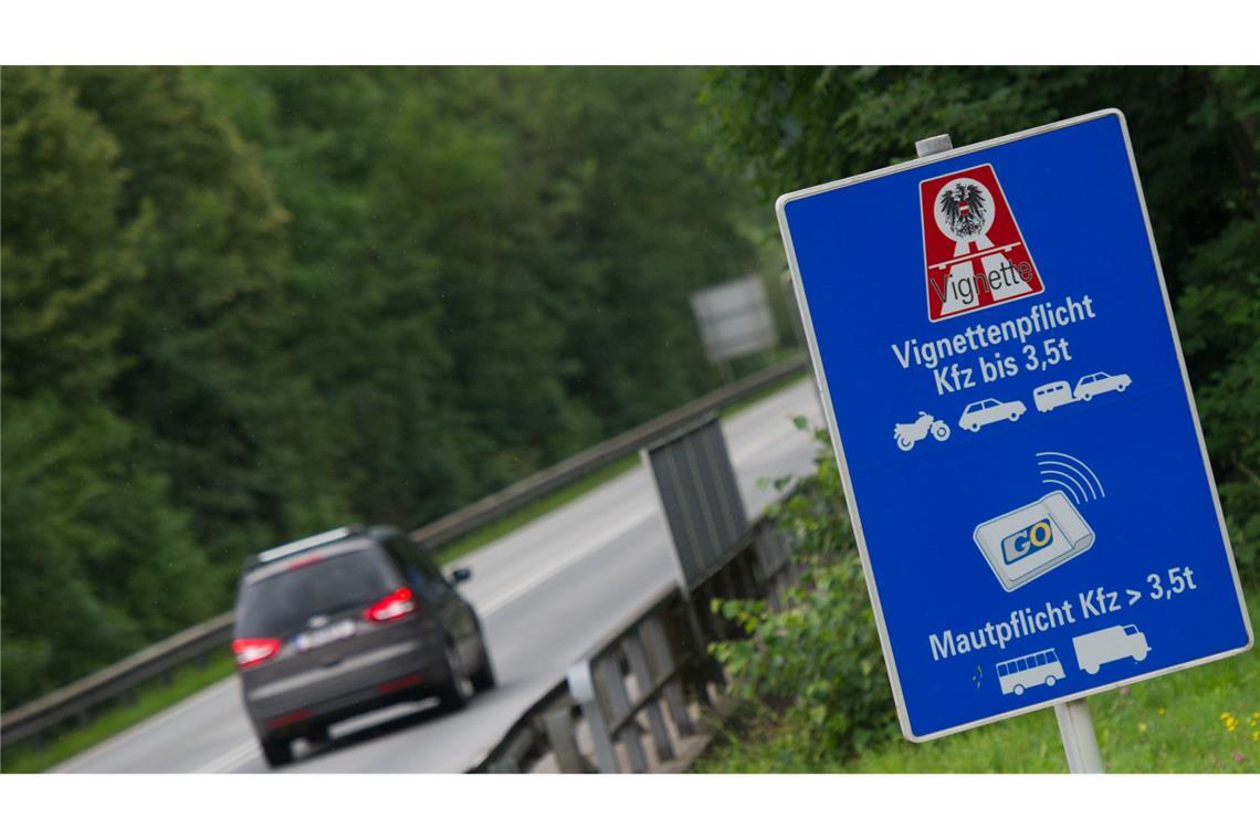 Wer in Österreich auf der Autobahn fahren will, braucht eine Vignette.