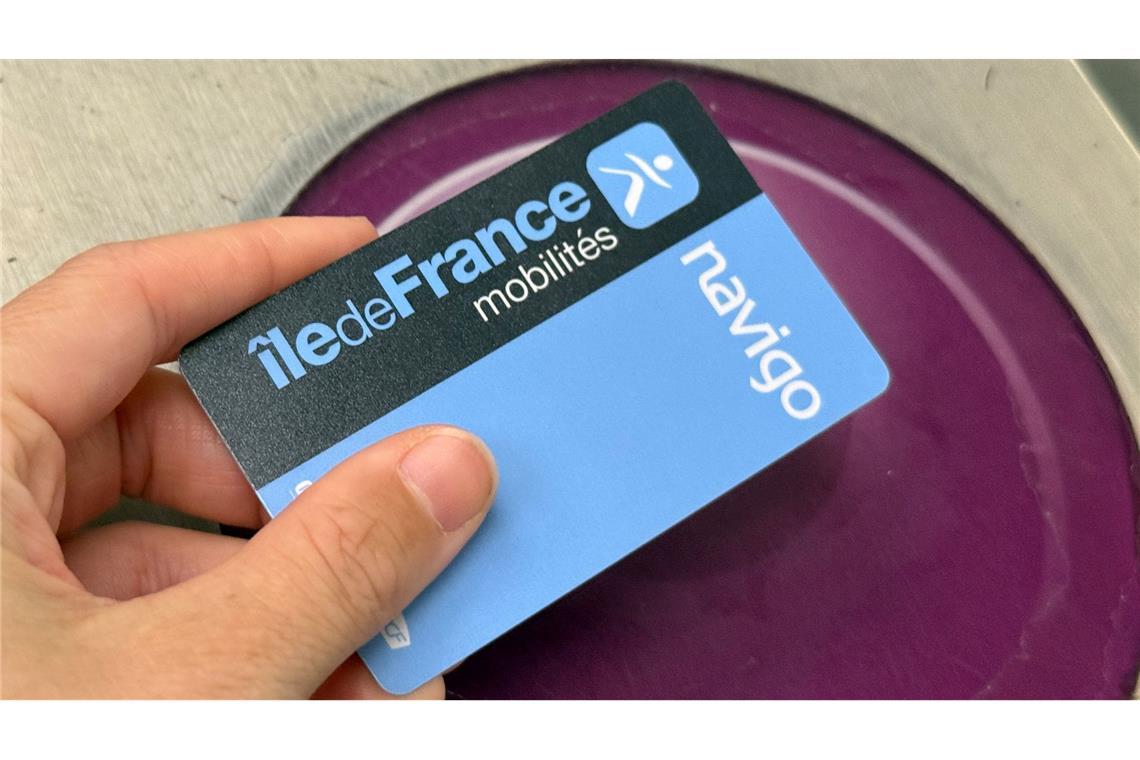 Wer in Paris mit der Metro fahren will, muss seine Fahrkarte entwerten, um auf den Bahnsteig zu gelangen. (Symbolbild)