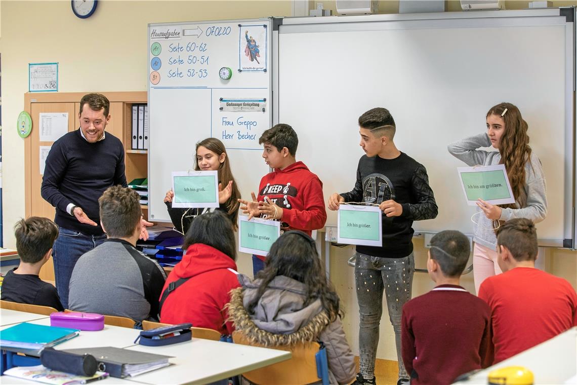 Spielerisch Deutsch lernen Wer ist am größten? In interaktiven Übungen lernen die Schüler im Unterricht von Matthias Maier die Komparation. Fotos: A. Becher