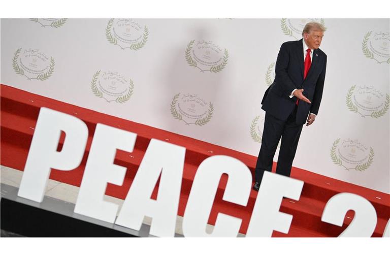 Wer ist der Nächste? Mit drohender offener Hand steht der Händeschüttler-Dominator Donald Trump auf der politischen Bühne von Scharm el Scheich und wartet auf sein nächstes Opfer in der Handshake battle.