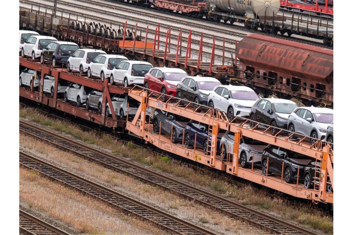 Engpässe: Ein halbes Jahr Warten auf den Neuwagen Wer jetzt ein Auto kaufen will, braucht viel Geduld. Foto: Peter Kneffel/dpa