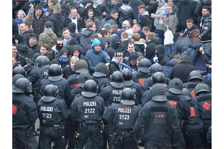 Wer kommt für die Polizeikosten bei Hochsicherheitsspielen im Fußball auf? Foto: Carmen Jaspersen