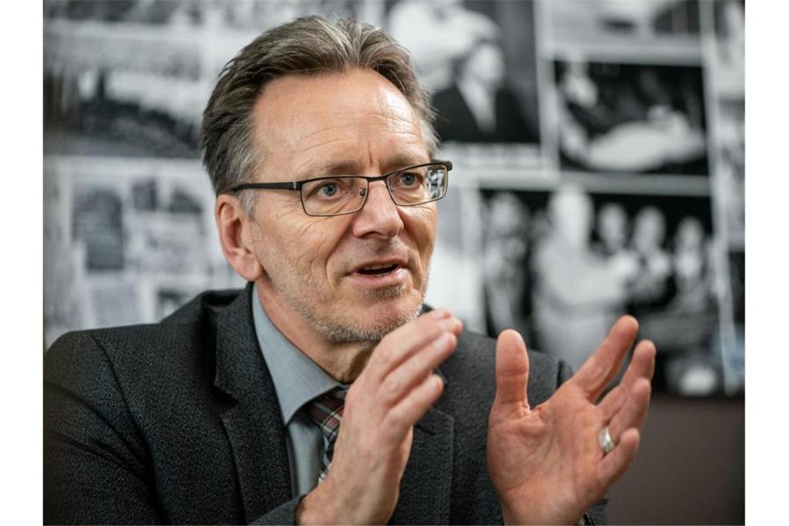 BKA-Chef will härtere Strafen für Führen von Feindeslisten „Wer Listen vermeintlicher "politischer Gegner" veröffentlicht - verbunden mit Drohungen wie "Wir kriegen Euch alle" - der tut dies mit dem Ziel, Menschen einzuschüchtern und Angst zu verbreiten“, sagt Münch. Foto: Michael Kappeler/dpa