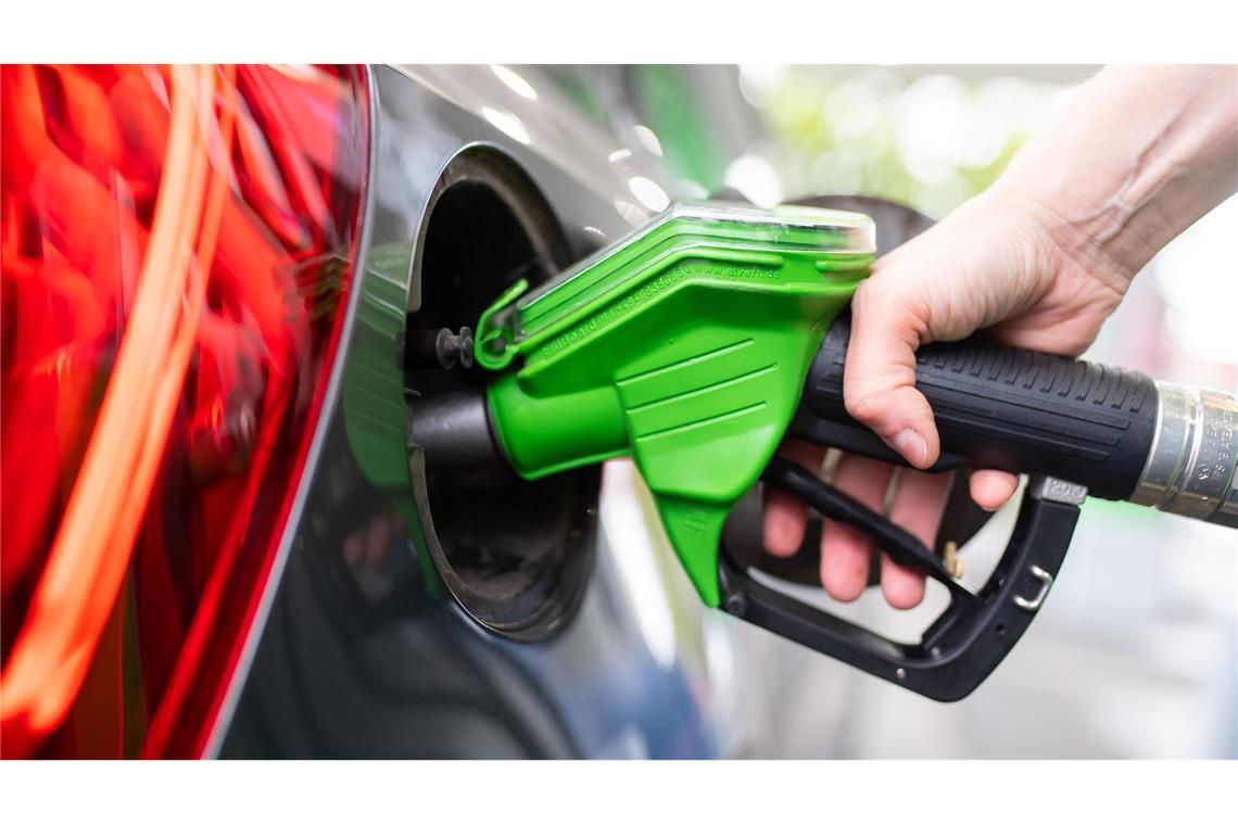 Wo es sich vor und hinter der Grenze billiger tankt Wer mit dem Auto reist, kann mancherorts beim Sprit sparen. (Symbolbild)