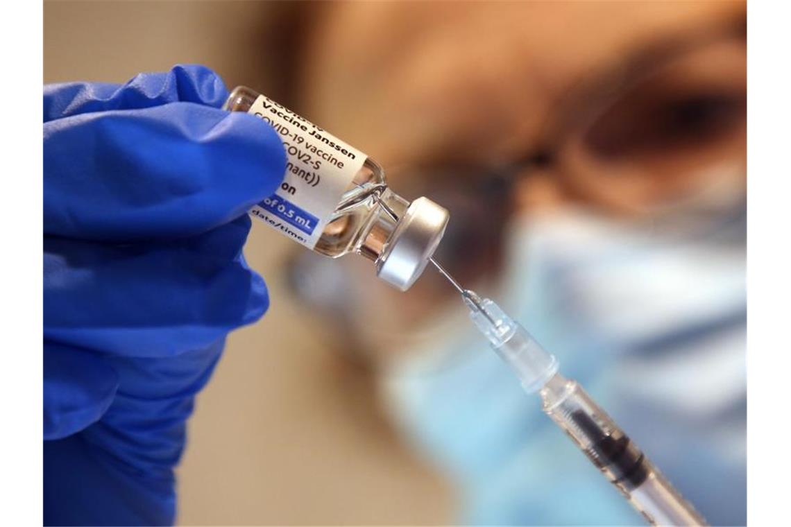 Stiko rät zu Impfauffrischung für viele Menschen Wer mit dem Corona-Impfstoff von Johnson & Johnson geimpft wurde, sollte laut der Ständigen Impfkommission (Stiko) eine zusätzliche mRNA-Impfstoffdosis für einen besseren Schutz erhalten. Foto: Wolfgang Kumm/dpa