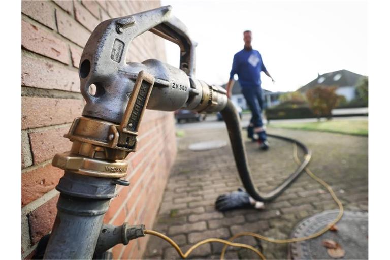 Wer mit Heizöl heizt, sollte nach Ansicht von Verbraucherschützern wegen der hohen Preise derzeit mit einem Öl-Nachkauf noch warten. Foto: Christian Charisius/dpa