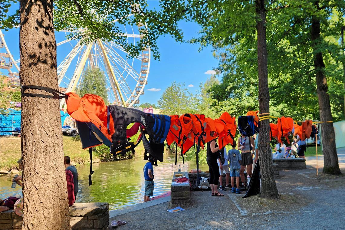 Der Live-Blog zum 53. Backnanger Straßenfest: Mit dem Zapfenstreich klingt das Fest aus Wer mitmacht, wird mit einer Schwimmweste ausgestattet. Foto: privat