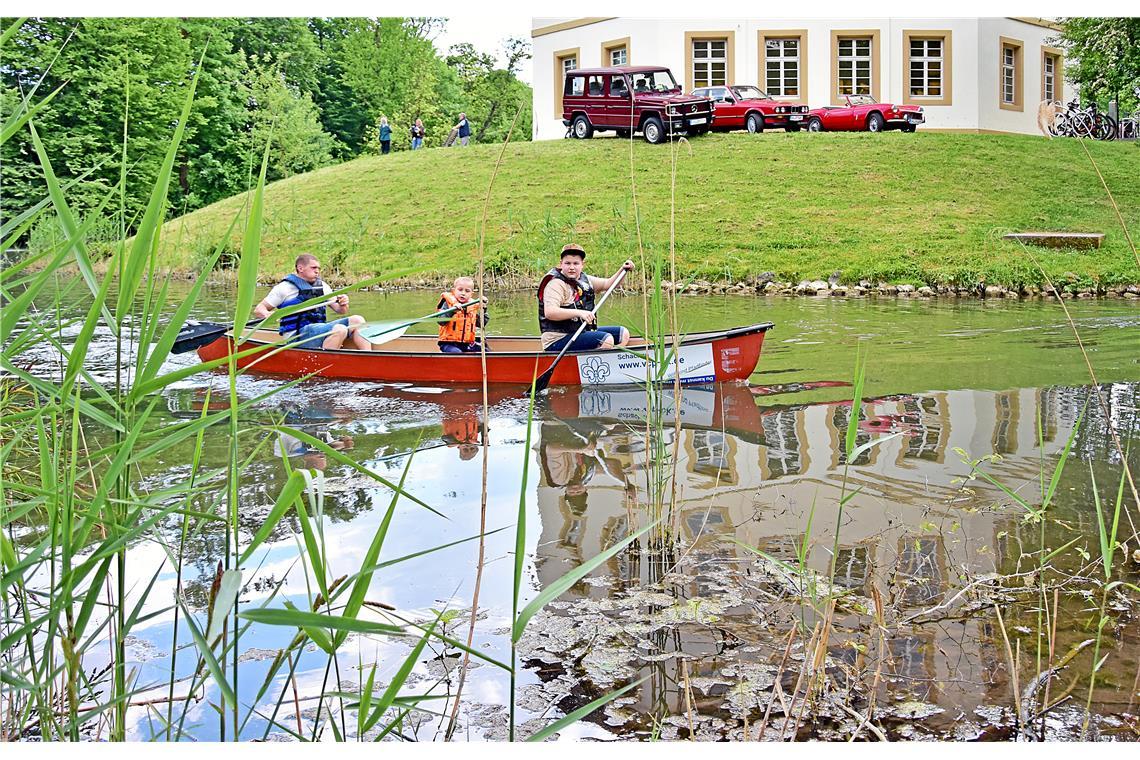 Wer möchte, kann die Gelegenheit nutzen und ein wenig um das Schloss paddeln. 