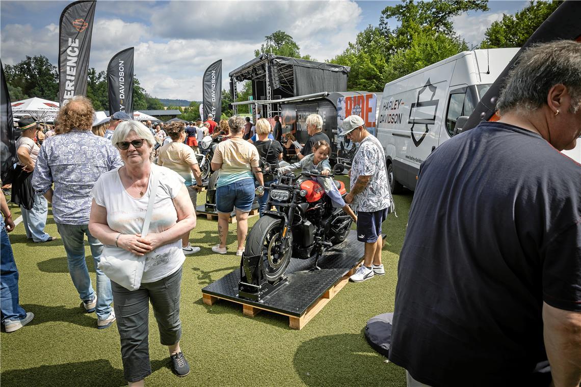 Wer möchte, kann einmal auf einer Harley Platz nehmen.