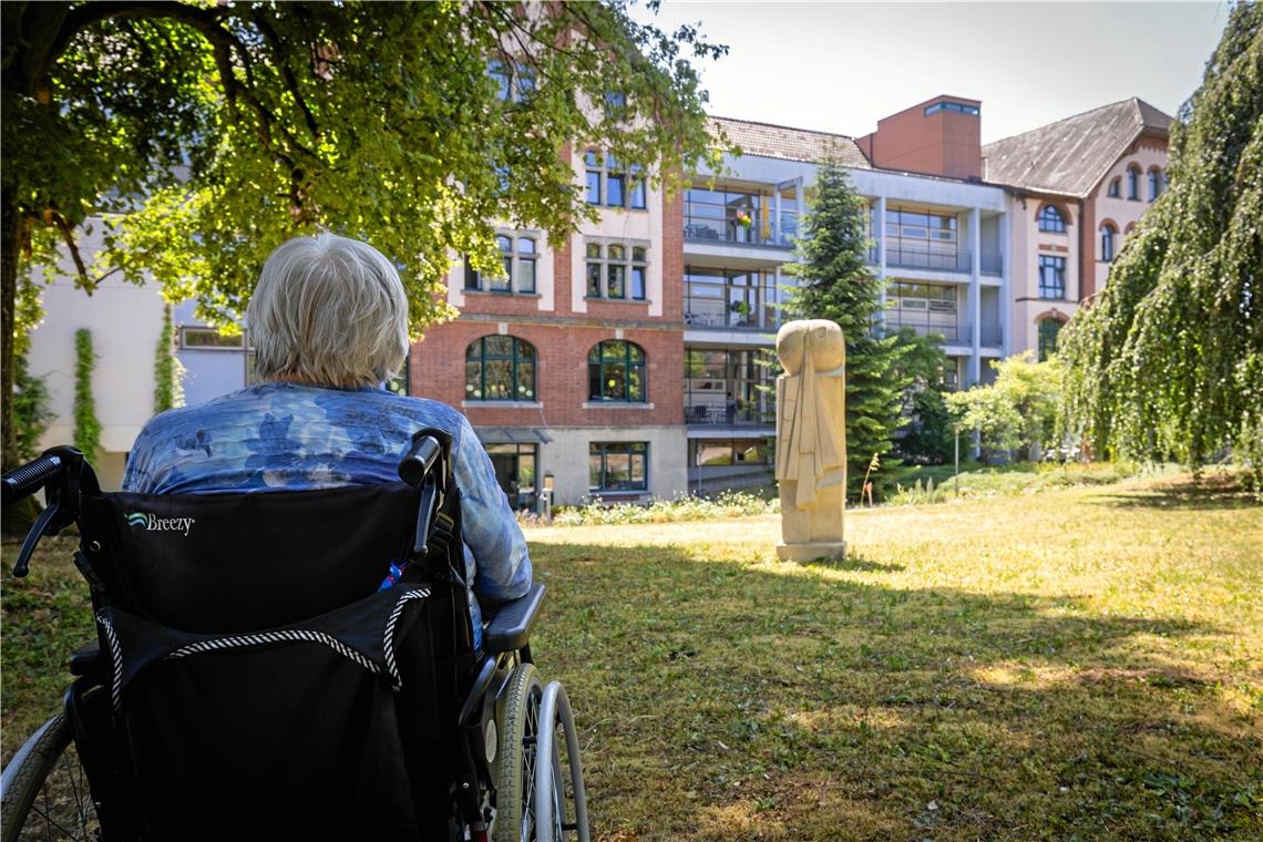 Wer momentan zur Mittagszeit frische Luft genießen möchte, sollte es wie diese Bewohnerin des Pflegeheims Staigacker am Langenbach im Schatten tun. Foto: Alexander Becher