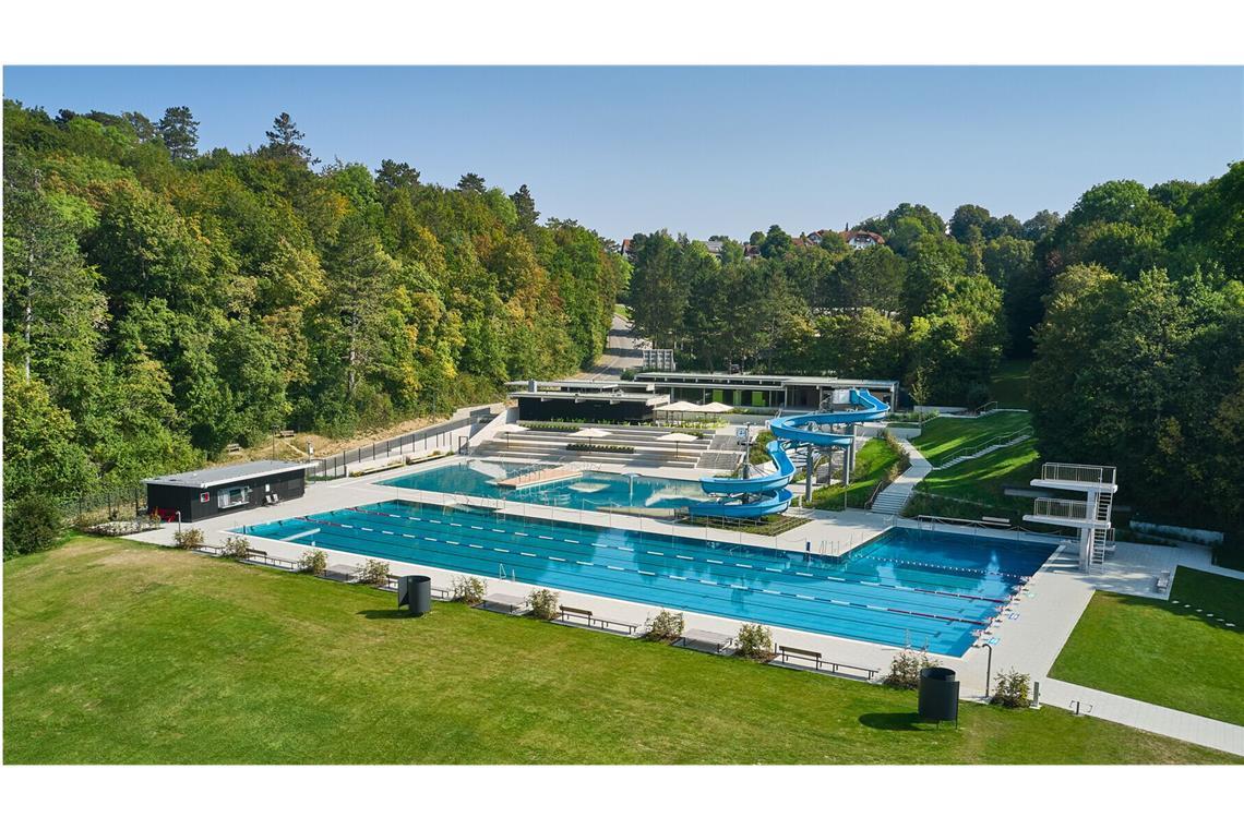 Wer nicht bis an den Bodensee möchte – 4a Architekten haben außerdem in Sigmaringen ein am Hang liegendes 60er Jahre Freibad saniert - die schönen Bäume durften freilich bleiben. Adresse: Roystraße 31, 72488 Sigmaringen. Geöffnet hat das Bad täglich ab 9 Uhr. Frühschwimmen ist von montags bis freitags von 7 bis 9 Uhr möglich