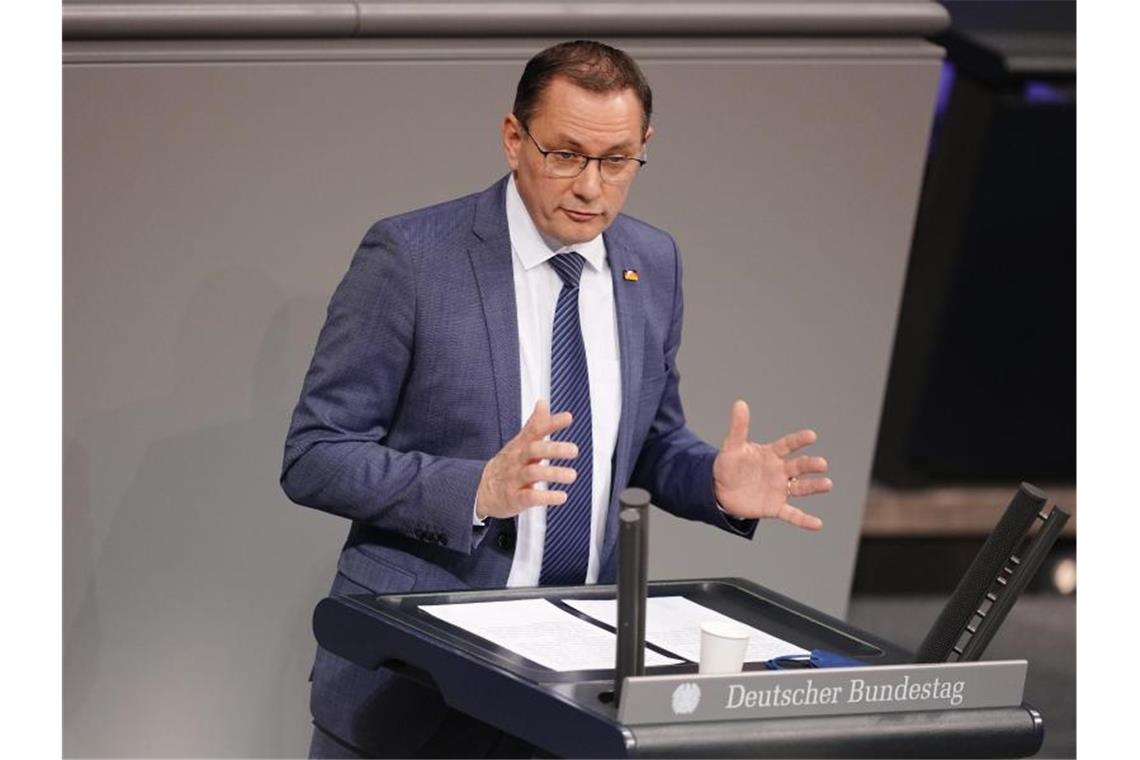 Pro und contra: Bundestag berät über allgemeine Impfpflicht „Wer nicht glaubt und von seinem Grundrecht auf Selbstbestimmung gebraucht macht, ist automatisch ausgeschlossen“: AfD-Chef Tino Chrupalla. Foto: Kay Nietfeld/dpa