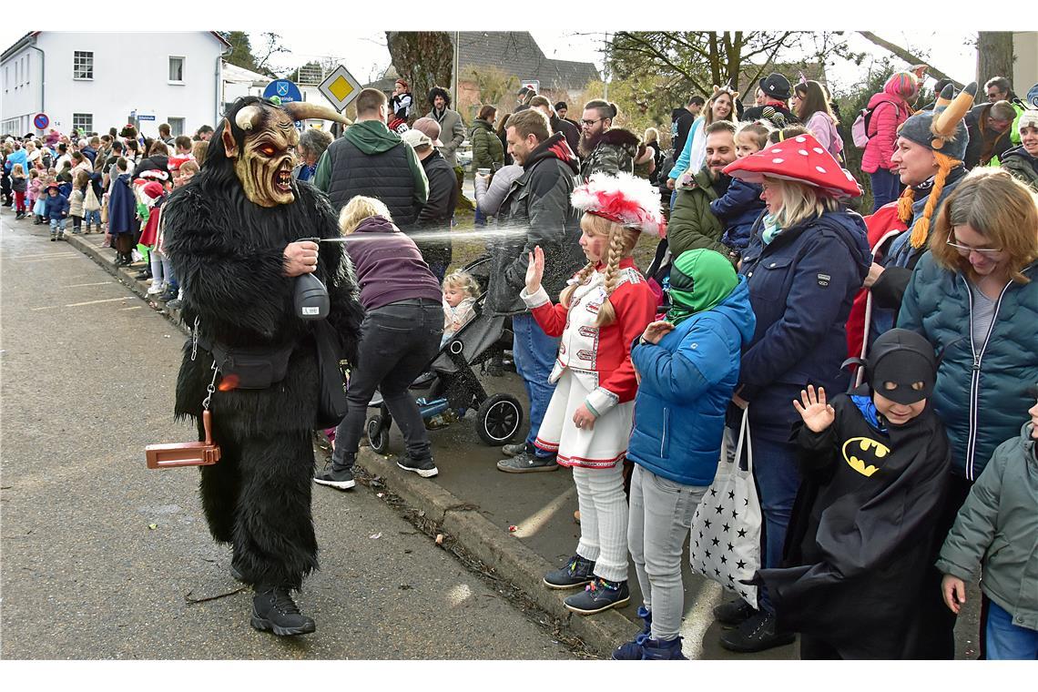 Wer nicht in Deckung geht wird naß. Faschingsumzug in Althütte. SK