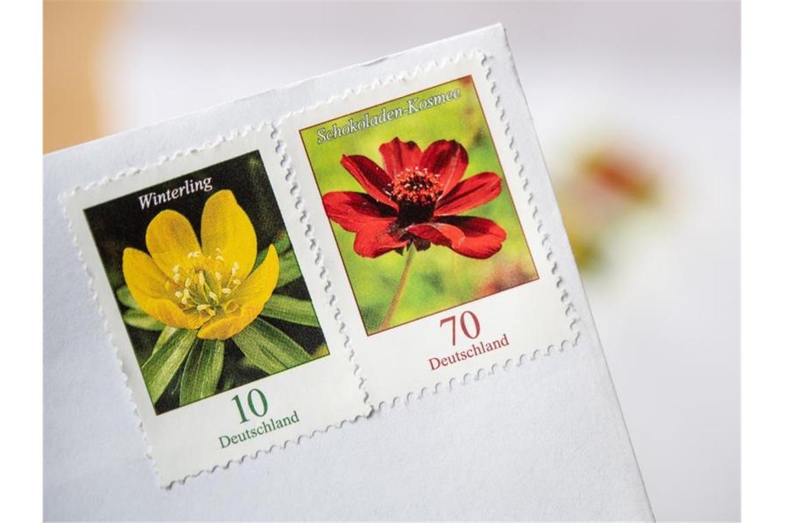 Wer noch 70-Cent-Briefmarken hat, muss sie ab dem 1. Juli für einen mit der Deutschen Post versendeten Brief mit einer 10-Cent-Marke ergänzen. Foto: Fabian Sommer