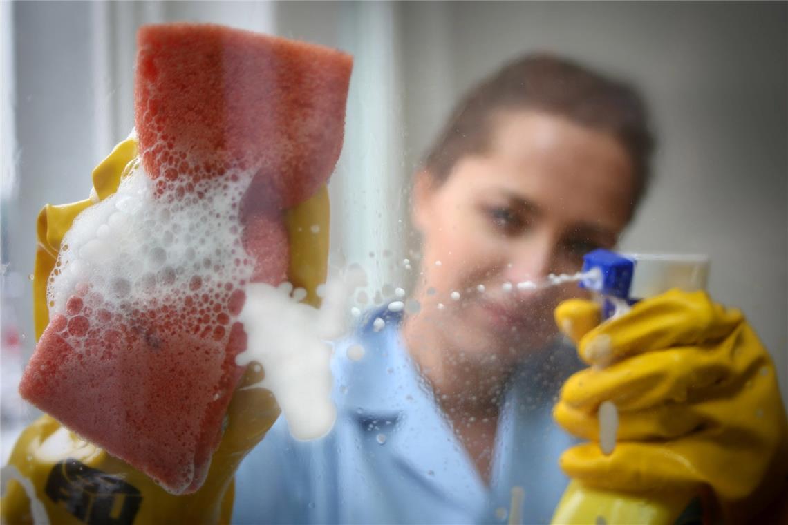 Größere Sorgen als steigende Löhne durch den neuen Mindestlohn Wer putzt, streicht mehr Geld ein: Ab Oktober gilt ein höherer Mindestlohn. Auch die Minijobgrenze beträgt dann 520 statt 450 Euro. Archivfoto: Ch.-L. Hütter