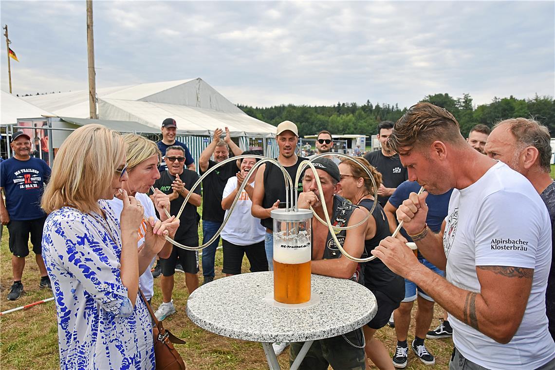 Qualmende Reifen beim Motorradtreffen in Auenwald Wer schafft zwei Liter Bier am schnellsten? Die Gruppe Friedas Aperitivo legt sich ins Zeug.