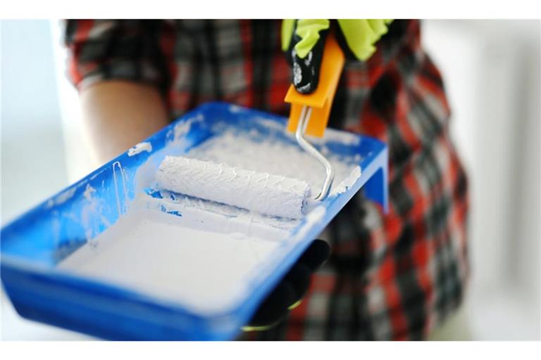 Wer Schimmel entdeckt, denkt schnell daran, diesen zu überstreichen. Wann das Überstreichen von Schimmel strafbar ist, erfahren Sie hier.