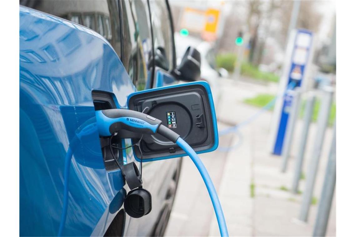 Neue Ladesäulenverordnung sieht einheitliche Bezahlung vor Wer sein Elektroauto an öffentlich zugänglichen Ladesäulen laden will, soll künftig durch ein einheitliches System einfacher bezahlen können. Foto: picture alliance / Lino Mirgeler/dpa