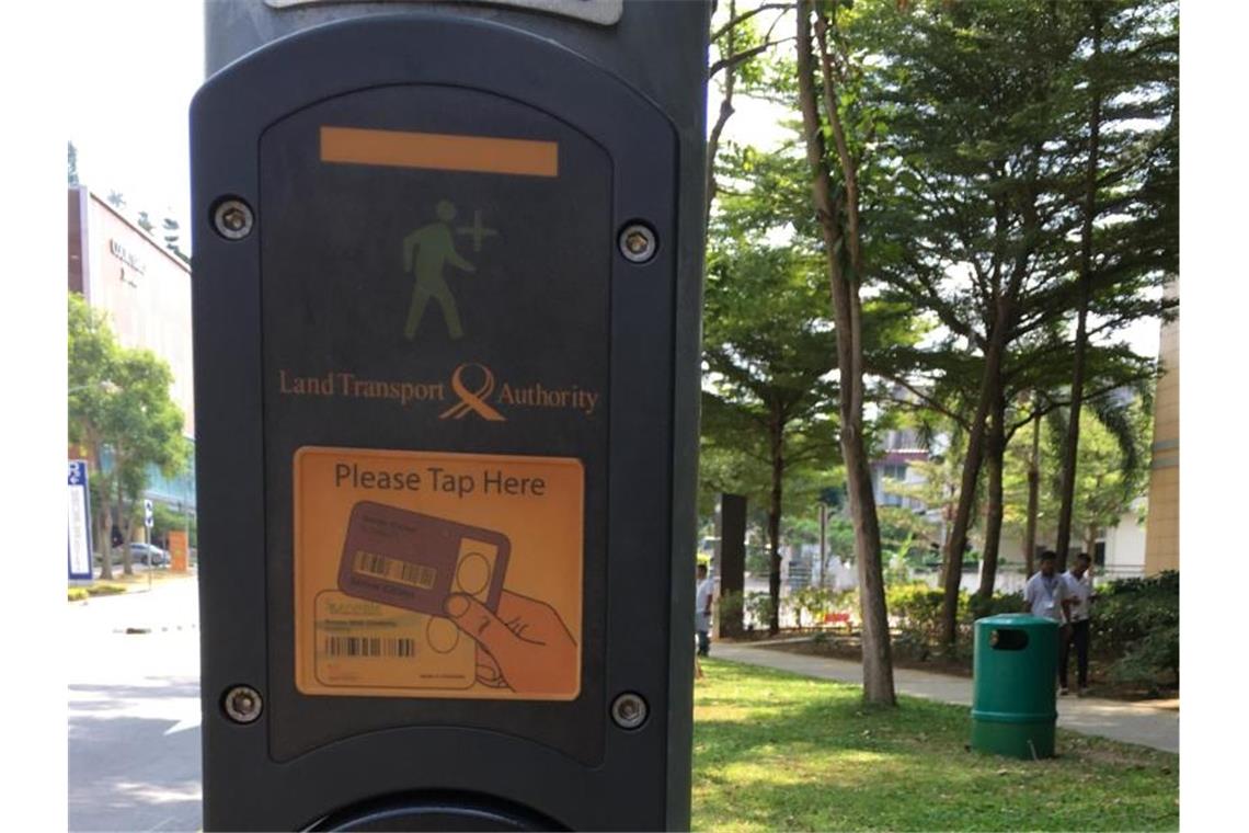 Wer seine elektronische Seniorenkarte an eine Fußgängerampel hält, hat zwischen drei und zwölf Sekunden länger grün. Foto: Zubaidah Jalil