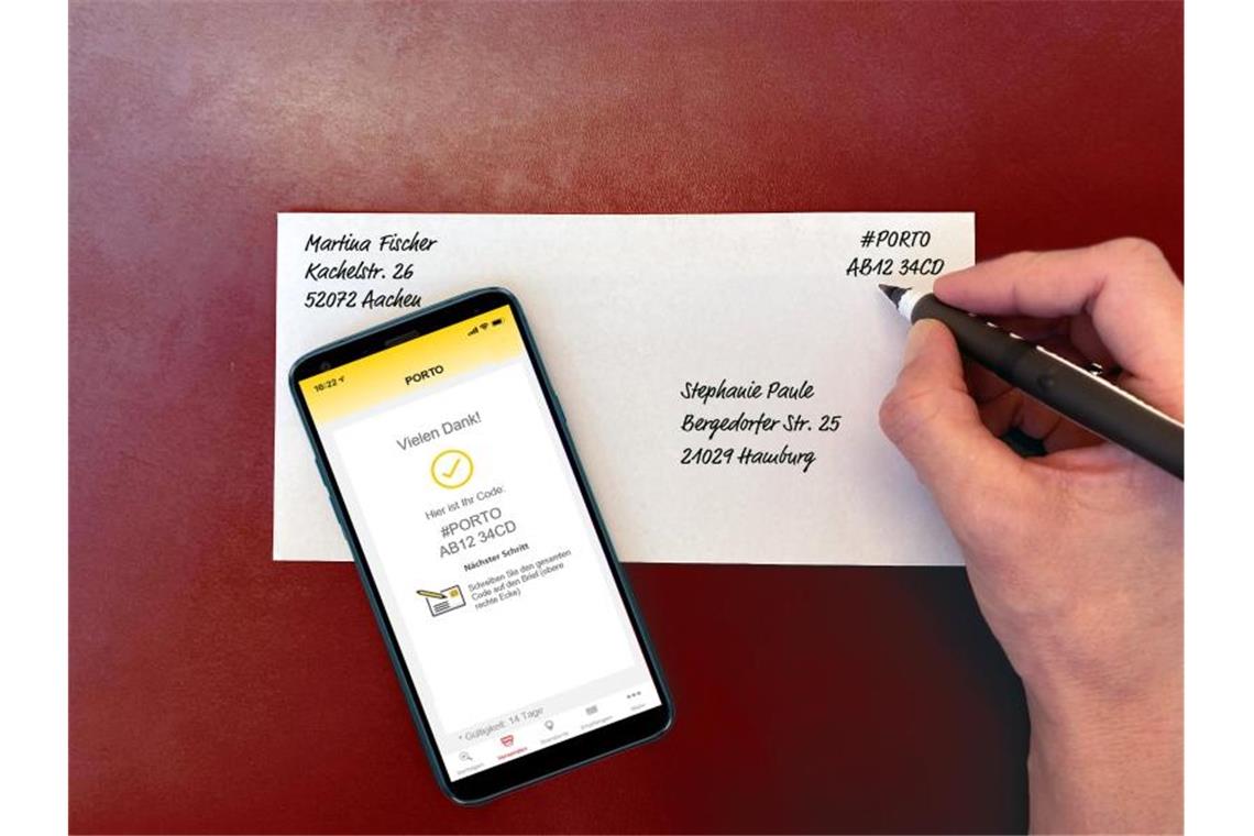 Wer seinen Brief frankieren will, kann künftig zum Smartphone greifen und die App nutzen. Foto: Deutsche Post DHL Group/dpa