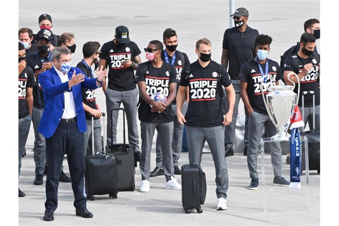 Triple-Helden schnaufen durch: „Flick kann eine Ära prägen“ Wer soll diese Bayern schlagen: Die ist nach dem Sieg in der Champions League heimgekehrt und wurde von Ministerpräsident Söder begrüßt. Foto: Peter Kneffel/dpa Pool/dpa