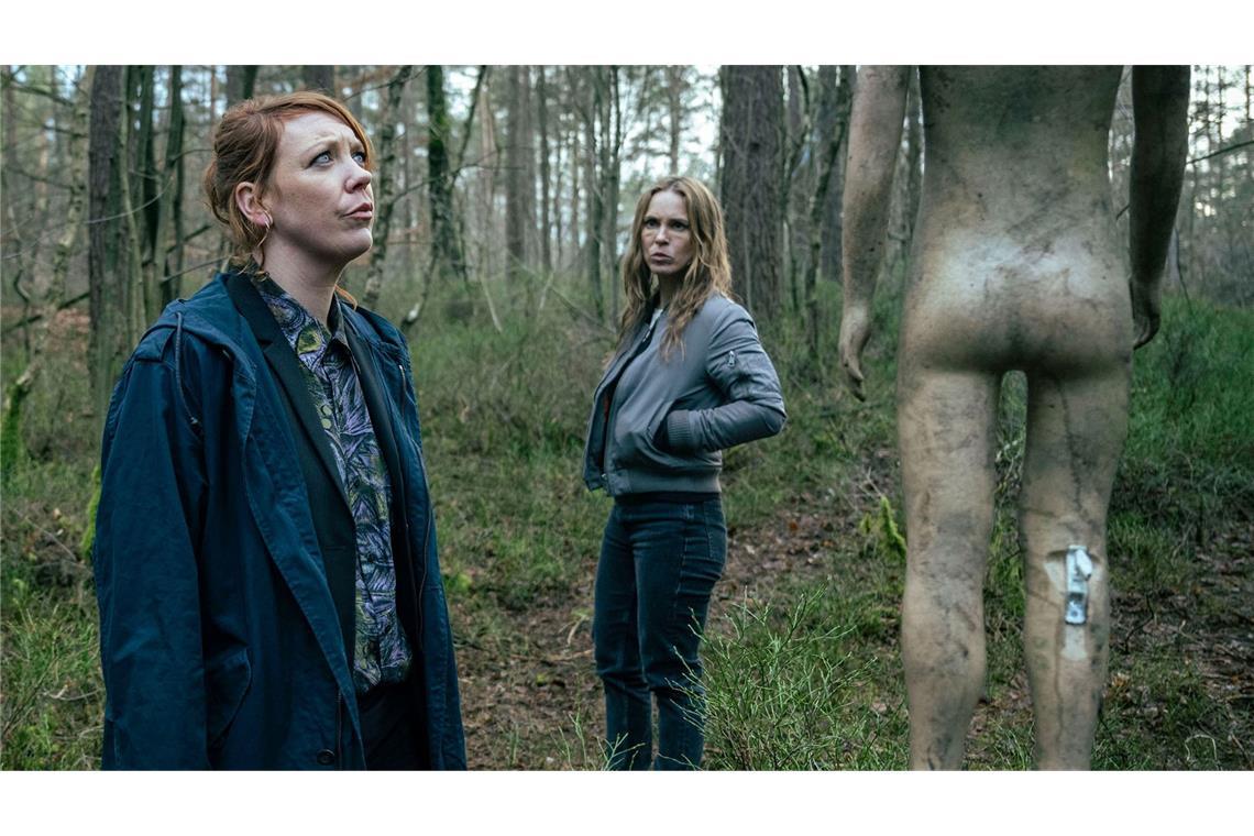 Von wegen Verbrecher-Gen Wer treibt hier sein Unwesen? Melly (Lina Beckmann, l.) und Katrin (Anneke Kim Sarnau) finden zerschossene Schaufensterpuppen im Wald.