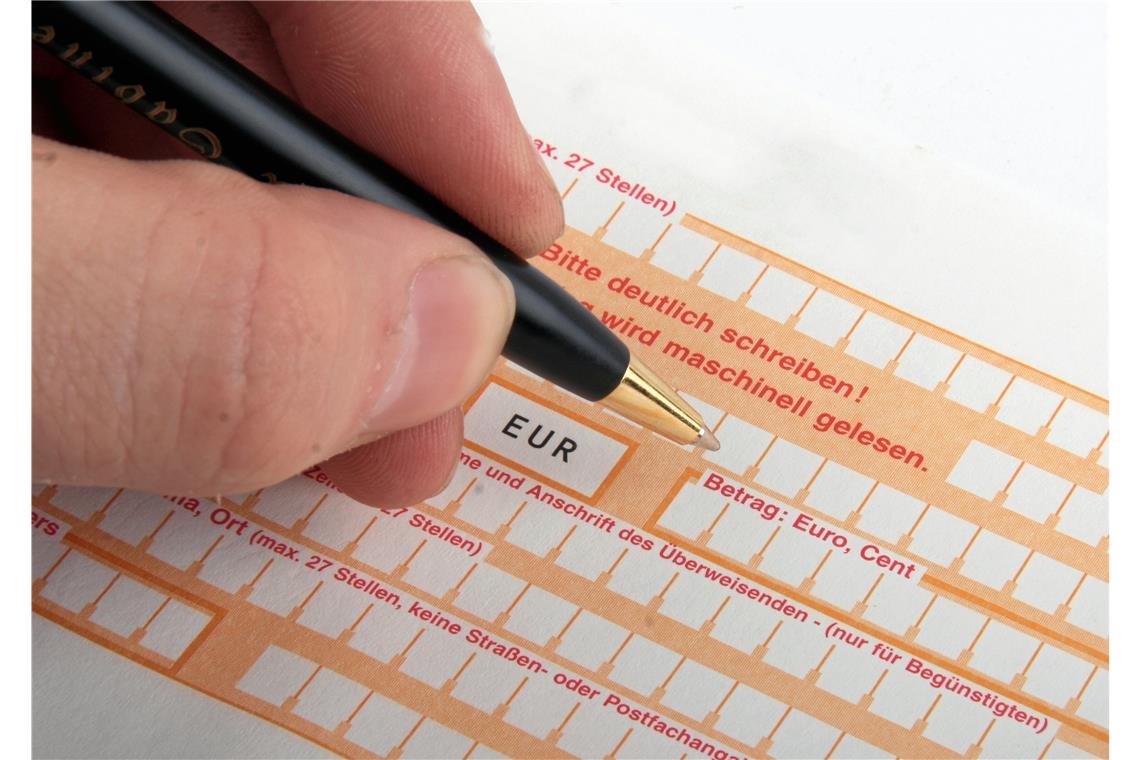 Protestbrief an Landrat: Kreissparkasse hat Briefkästen abgebaut Wer Überweisungen lieber auf Papier als online erledigt, kann diese nicht mehr in allen Sparkassenfilialen abgeben. Stattdessen bietet die Bank ihren Kunden frankierte Rückumschläge an. Symbolfoto: Dream-Emotion/stock.adobe.com