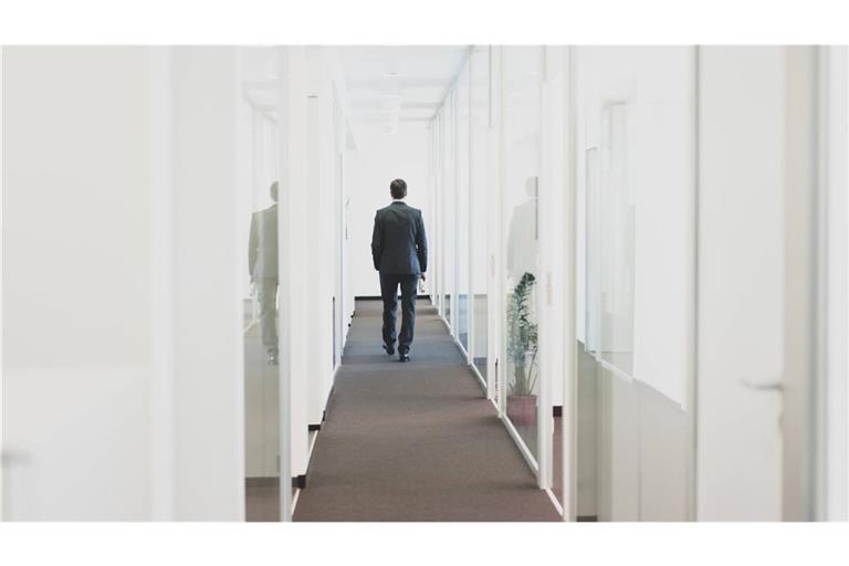 Wer um seinen Arbeitsplatz bangt oder ihn unfreiwillig verliert, kann sich wie gelähmt fühlen.