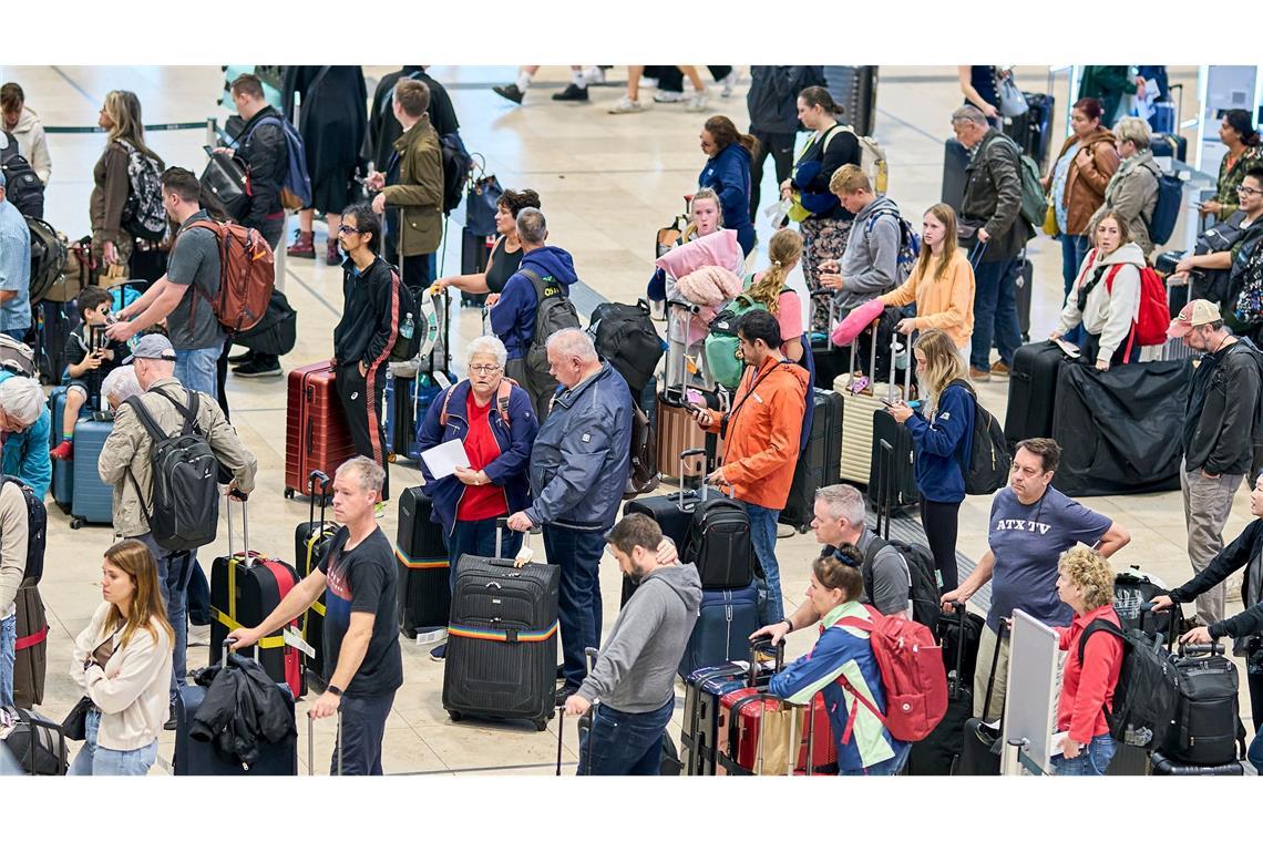 Berliner Flughafen BER weiterhin im "Ausnahmemodus" Wer von Berlin aus in den Urlaub fliegen will, braucht zurzeit vor allem eines: Geduld.