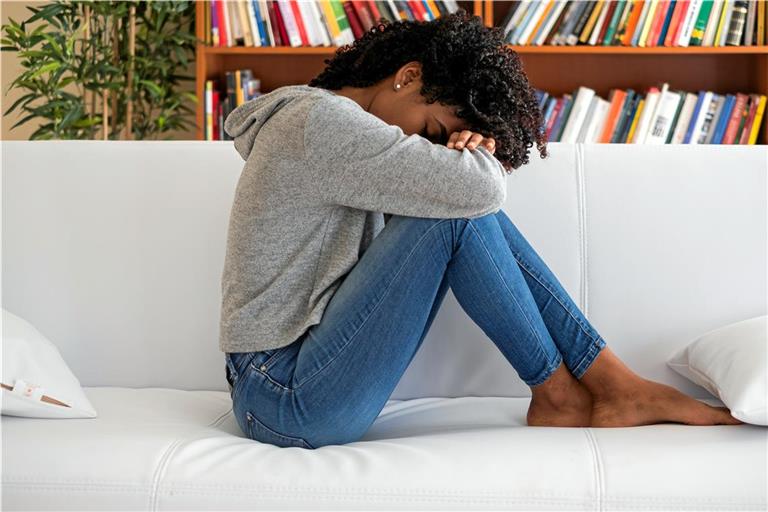 Wer von Rassismus betroffen ist, erlebt oftmals strukturelle Benachteiligung, etwa weil er oder sie keine Wohnung findet. Aber auch kleine, negative Bemerkungen im Alltag können sich zu höchst schmerzhaften Erfahrungen summieren. Symbolfoto: Adobe/Stock