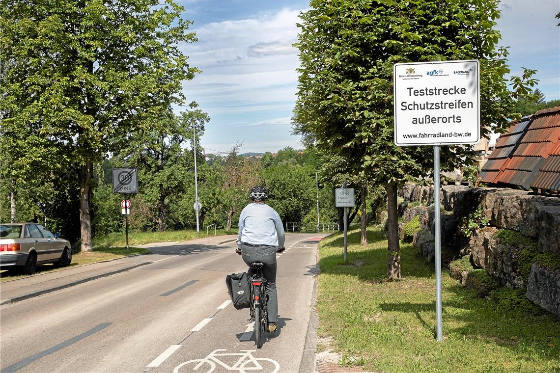 Wer von Sachsenweiler mit dem Fahrrad ins Murrtal fährt, kann seit einigen Wochen den neuen Radschutzstreifen nutzen. Bislang gab es solche abgetrennten Spuren nur innerhalb geschlossener Ortschaften.Foto: J. Fiedler