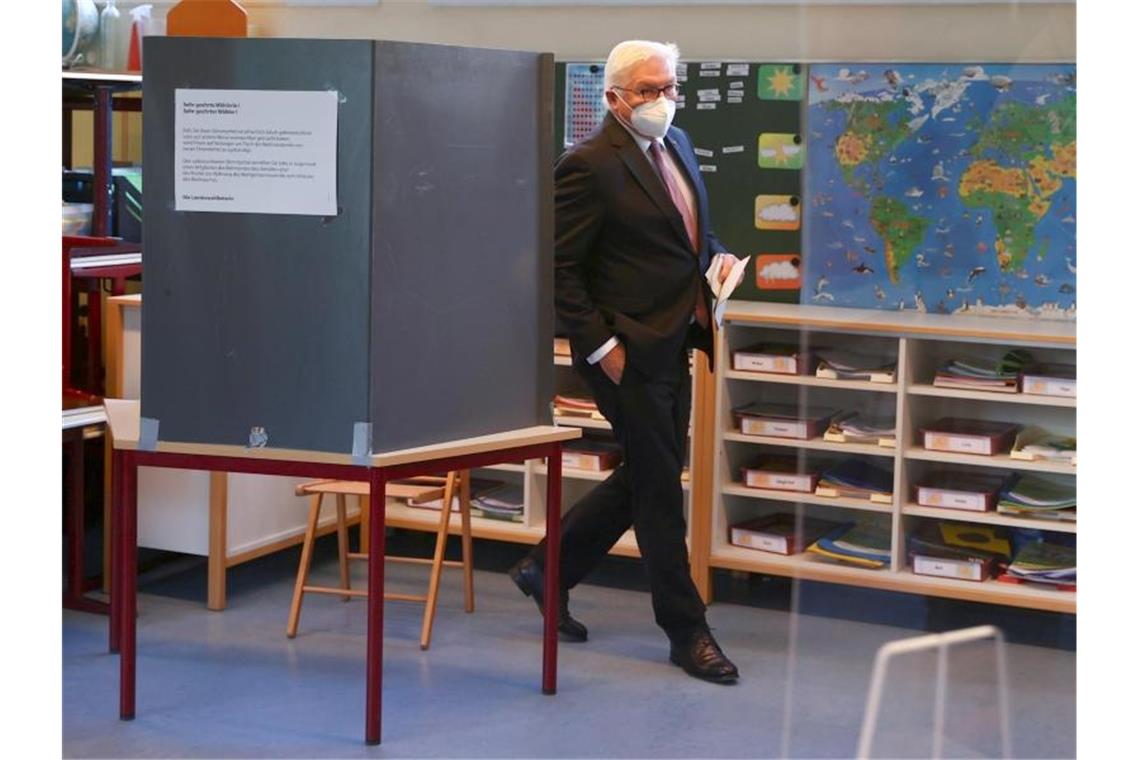 „Wer wählt, lebt die Demokratie“: Bundespräsident Frank-Walter Steinmeier gibt in Berlin seine Stimme für die Bundestagswahl ab. Foto: Kai Pfaffenbach/Reuters/Pool/dpa