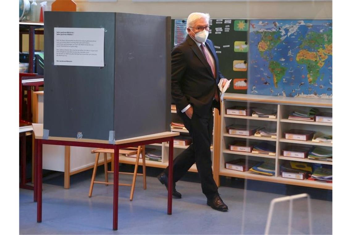 SPD gewinnt Bundestagswahl vor Union „Wer wählt, lebt die Demokratie“: Bundespräsident Frank-Walter Steinmeier gibt in Berlin seine Stimme für die Bundestagswahl ab. Foto: Kai Pfaffenbach/Reuters/Pool/dpa
