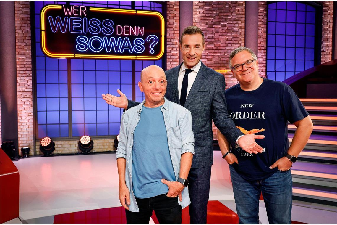 Wann kommt wieder „Wer weiß denn sowas?“ "Wer weiß denn sowas?" kehrt im Oktober zurück - mit Bernhard Hoëcker (l.) und Kai Pflaume (M.), jedoch ohne Elton (r.).