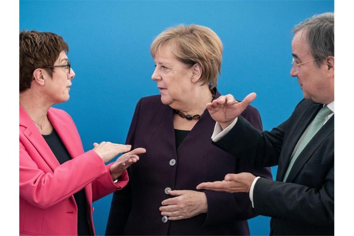 Amthor warnt Union vor Personalstreit - Mohring gegen Urwahl Wer wird's? Bundeskanzlerin Angela Merkel im Gespräch mit Annegret Kramp-Karrenbauer und Armin Laschet, die beide im Rennen um die Kanzlerkandidatur der CDU sind. Foto: Michael Kappeler/dpa